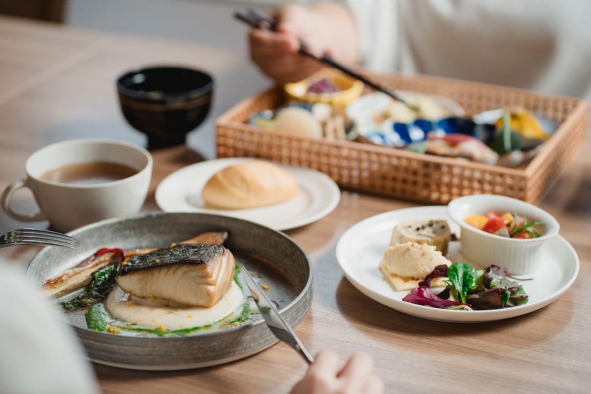 テーブルでの食事イメージ