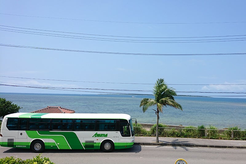 定期観光バスが走るイメージ