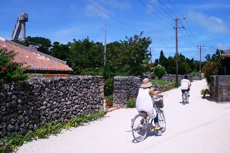 集落をゆく自転車イメージ（竹富島）
