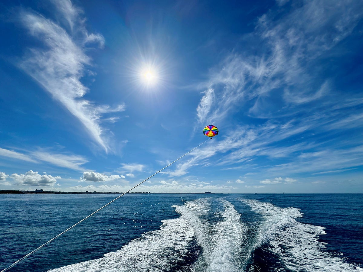 船から上を見上げるイメージ