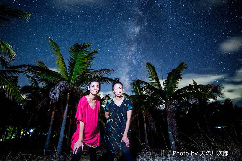 星空と記念撮影イメージ