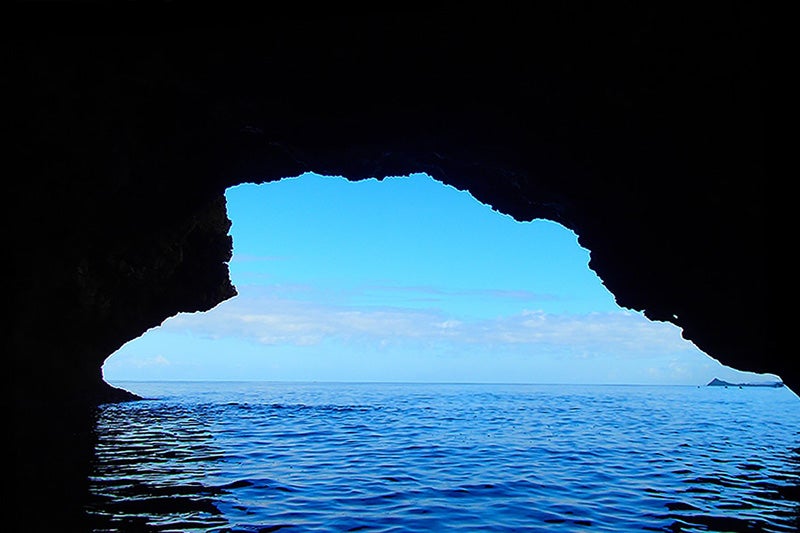 青の洞窟から外を見たイメージ