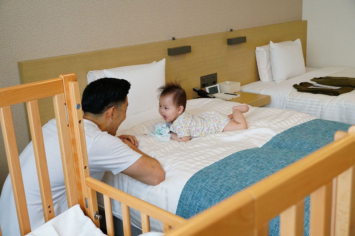 赤ちゃんと一緒に部屋でくつろぐイメージ