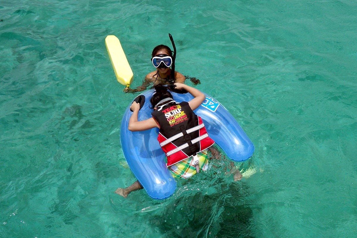 覗きめがね付き浮き輪で遊んでいる子供の写真